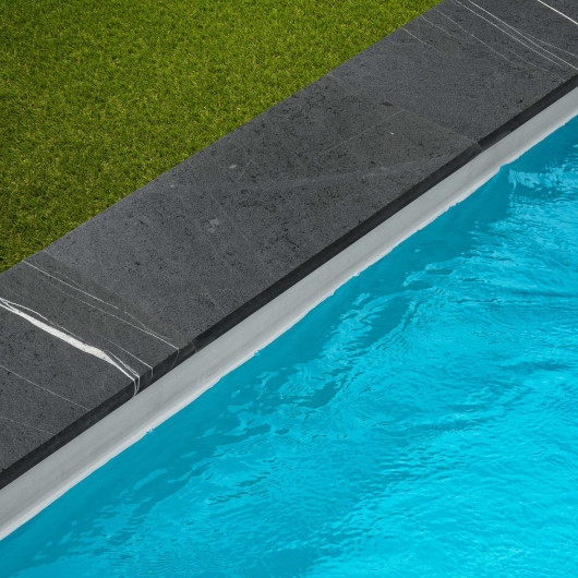 Margelle de piscine Ardoise Noire Grenaillée 60x30x3 cm Bord 1/2 Rond