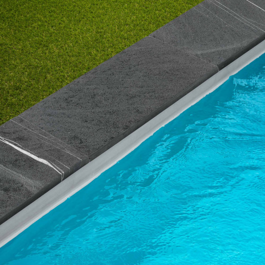 Margelle de piscine Ardoise Noire Grenaillée 60x30x3 cm Bord Droit
