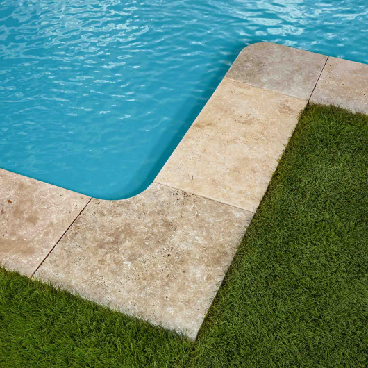 Margelle angle sortant Travertin Beige Nuancé 33x33x3 cm Bord 1/2 Rond