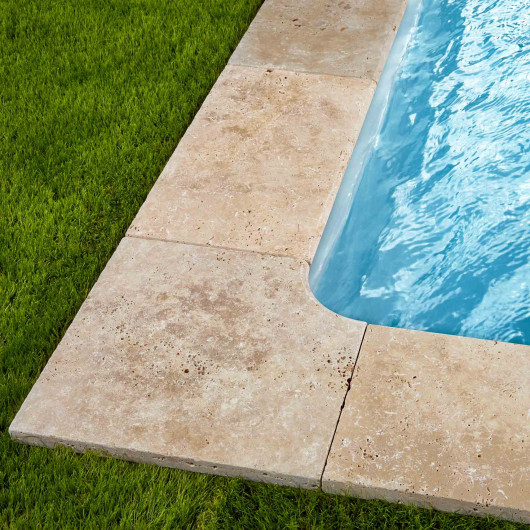 Margelle angle rentrant Travertin Beige Nuancé 45,5x45,5x3 cm Bord 1/2 Rond