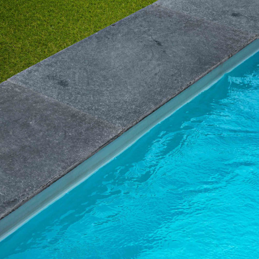 Margelle de piscine Pierre Bleue du Vietnam 90x60x2 cm Bord Droit