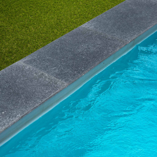 Margelle de piscine Pierre Bleue du Vietnam 60x40x2 cm Bord Droit