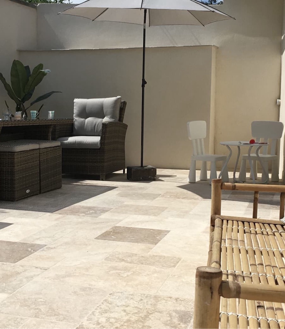 Du carrelage ext&eacute;rieur en gr&egrave;s gris sur une terrasse