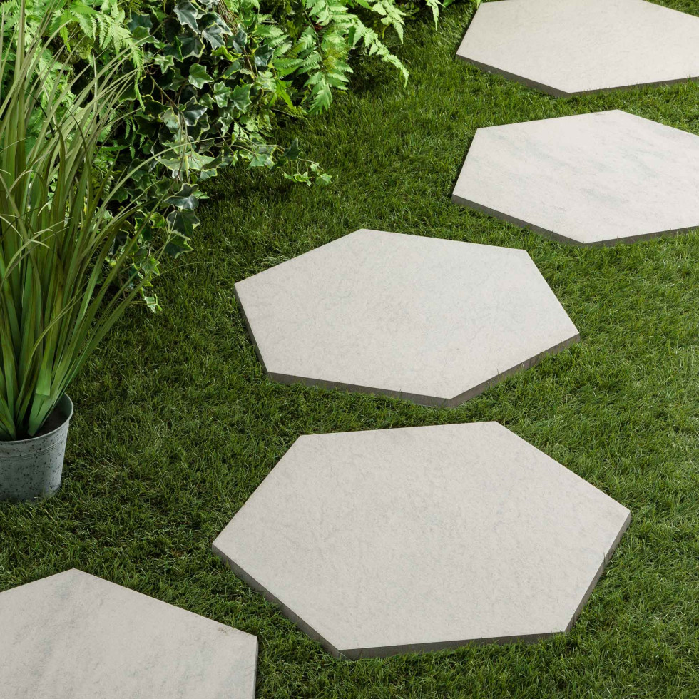 Pas japonais blanc dans de l'herbe