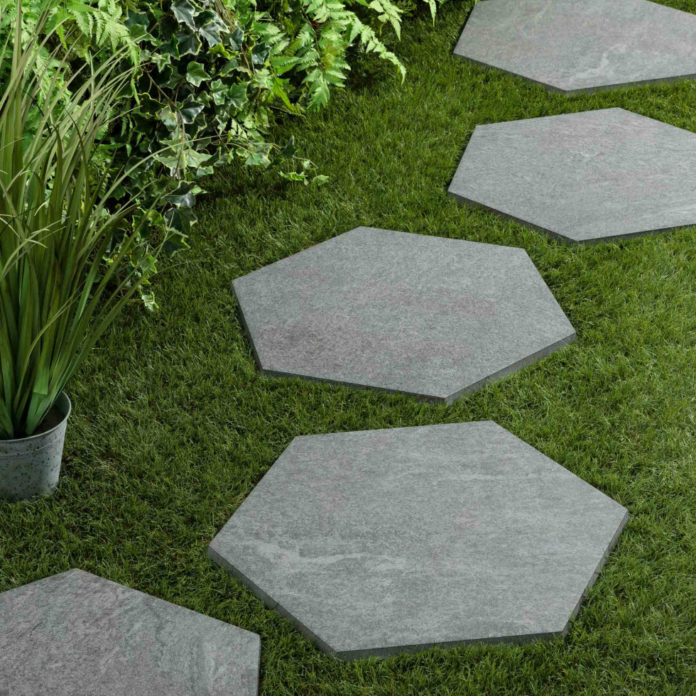 Pas japonais hexagone sur de l'herbe