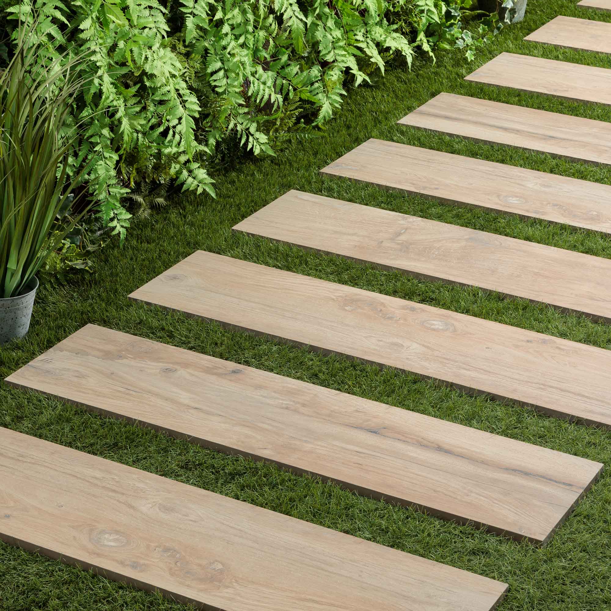 Pas japonais en gr&egrave;s c&eacute;rame effet bois sur de l'herbe