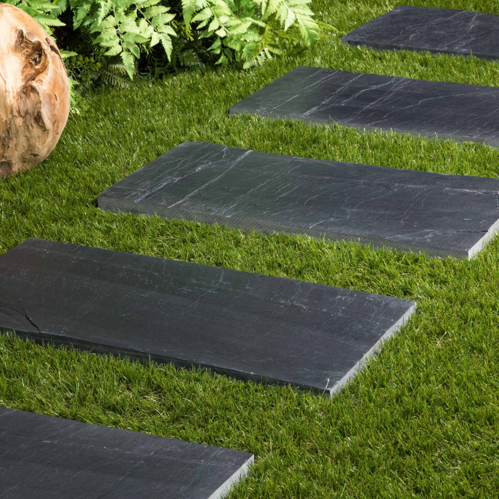 Pas japonais en ardoise sur de l'herbe