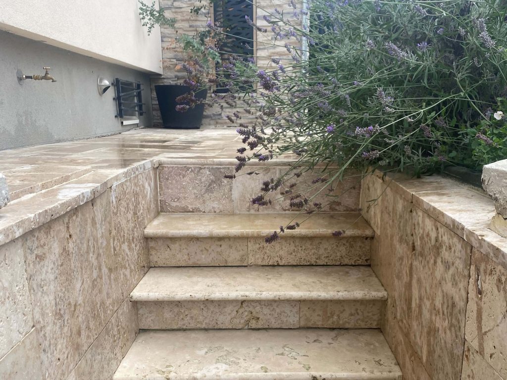 margelle travertin jardin escalier