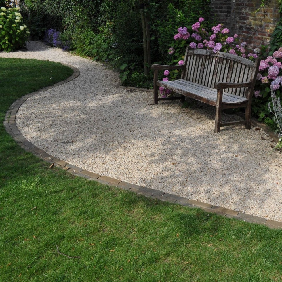 Paillage, gravier, galet : quel usage dans le jardin ? 