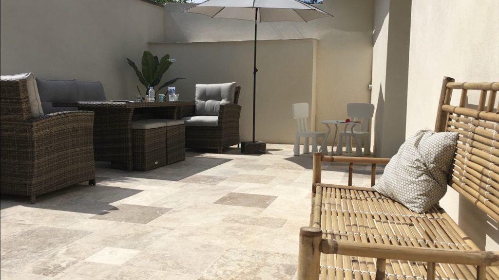 Terrasse en pierre de travertin