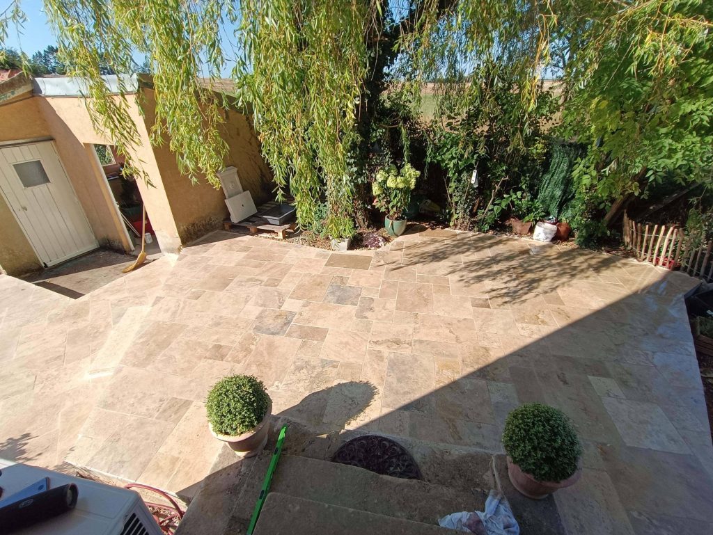 Terrasse en travertin