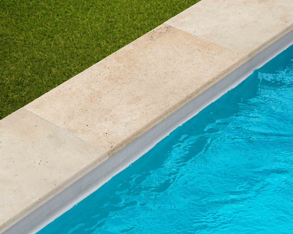 Margelle en travertin beige clair