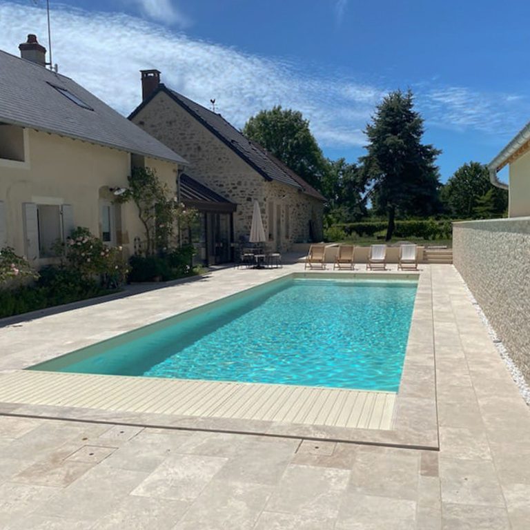 Margelle de piscine en travertin beige