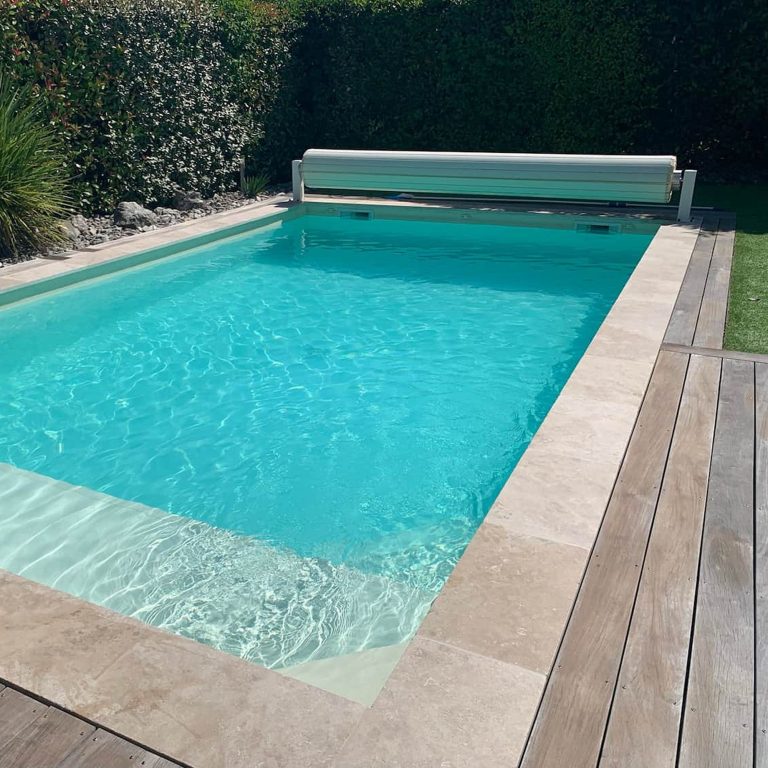 Margelle de piscine en travertin beige