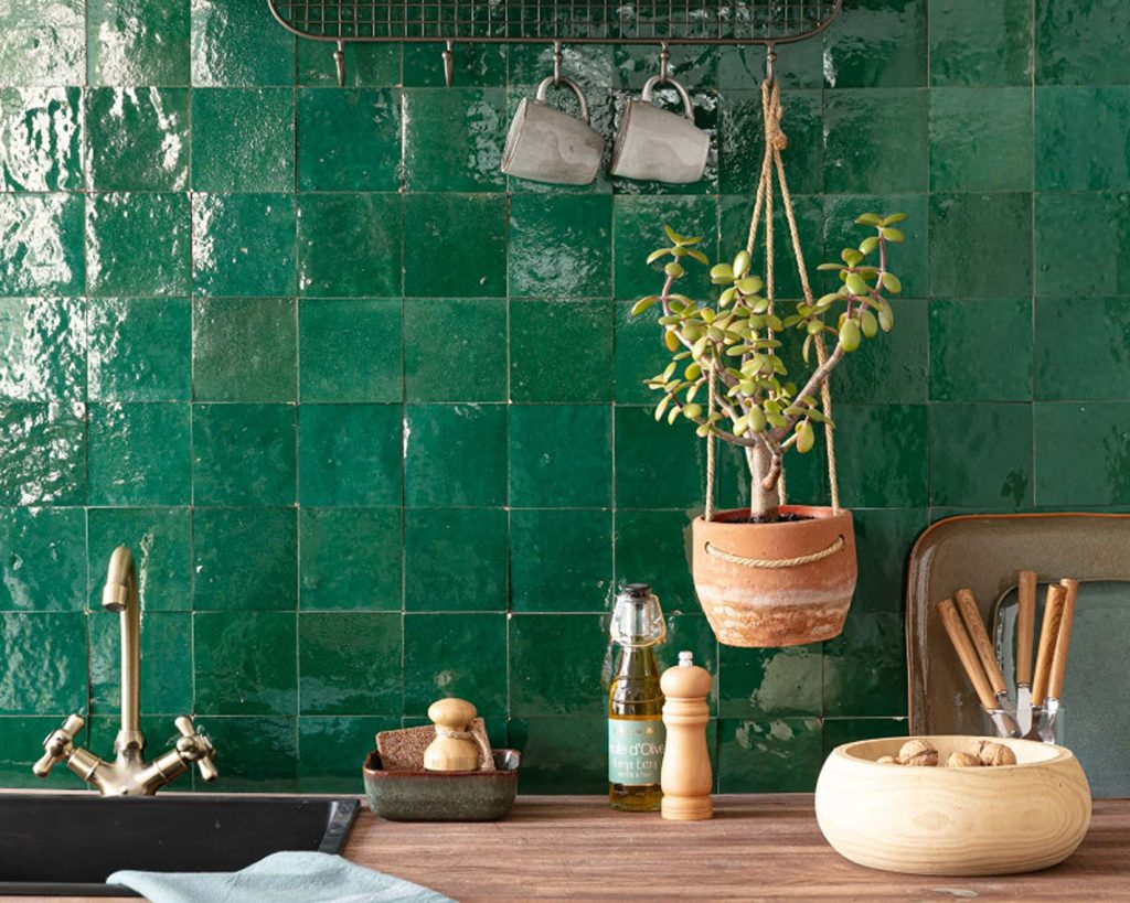 crédence en carreaux de zellige vert émeraude