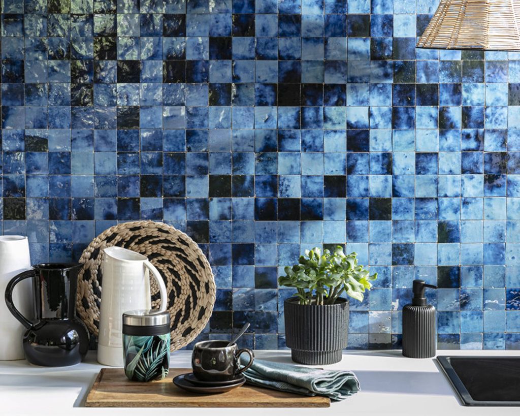 crédence en carreaux de zellige bleu