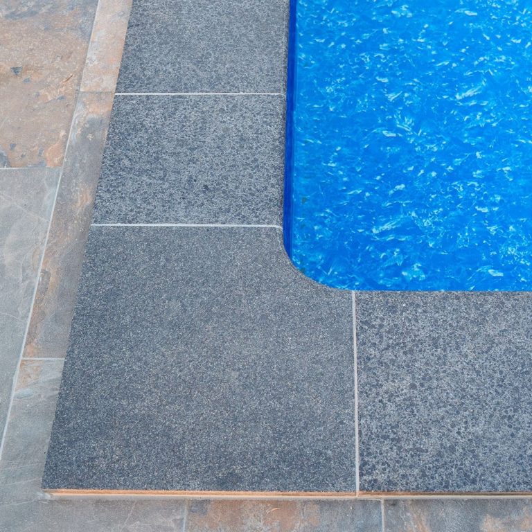 Margelle de piscine en granit noir