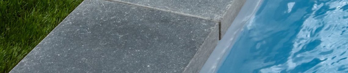 margelle-piscine-pierre-irlande-gris-bleu-60-30-retombee-vieillie