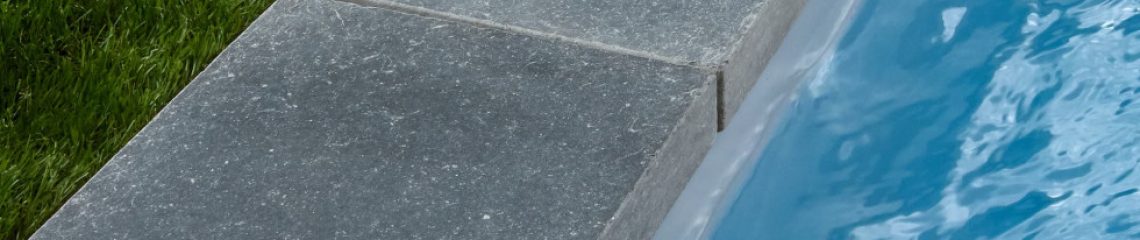 margelle-piscine-pierre-irlande-gris-bleu-60-30-retombee-vieillie margelle-piscine-pierre-irlande-gris-bleu-60-30-retombee-vieillie
